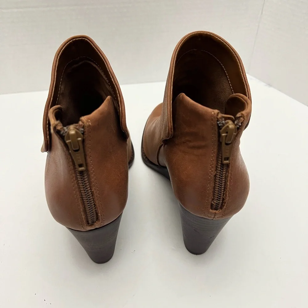 Gianni Bini wedge ankle boots.. Size:9M